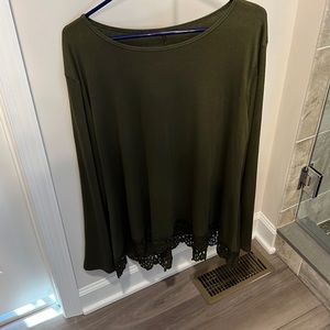 Women’s olive green long sleeve top size xlarge nwot. Has long sleeves euc